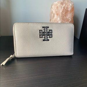 NWOT Authentic Tory Burch Leather Britten Wallet